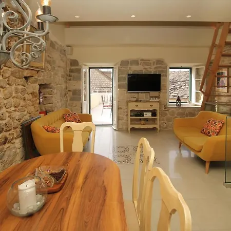 Kaeli A House In Center Of Makarska